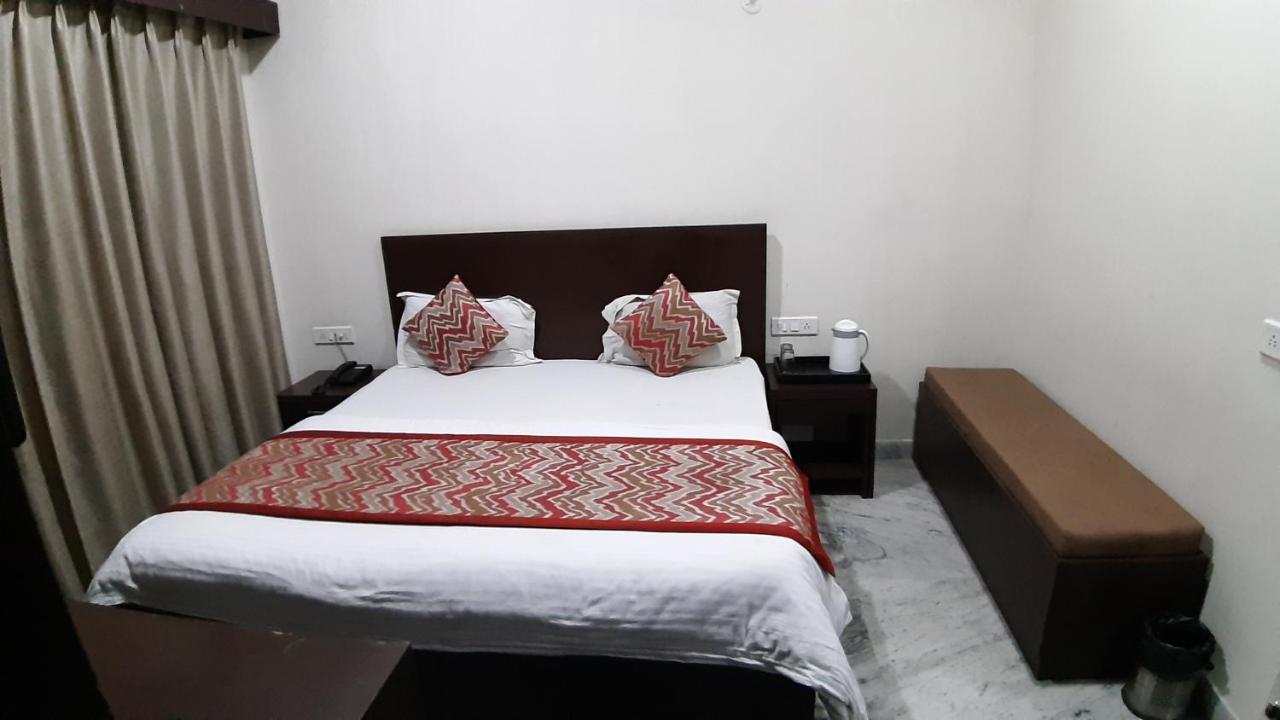 Hotel Sar Kamla Dham Skd Vrindavan Fully Vaccinated Staff Екстериор снимка